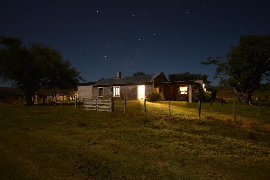 Estancia de campo en Cerro Largo al anochecer